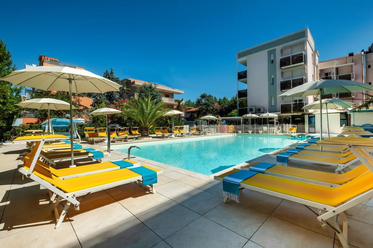 Hotel Tre Rose Riccione Bagian luar foto