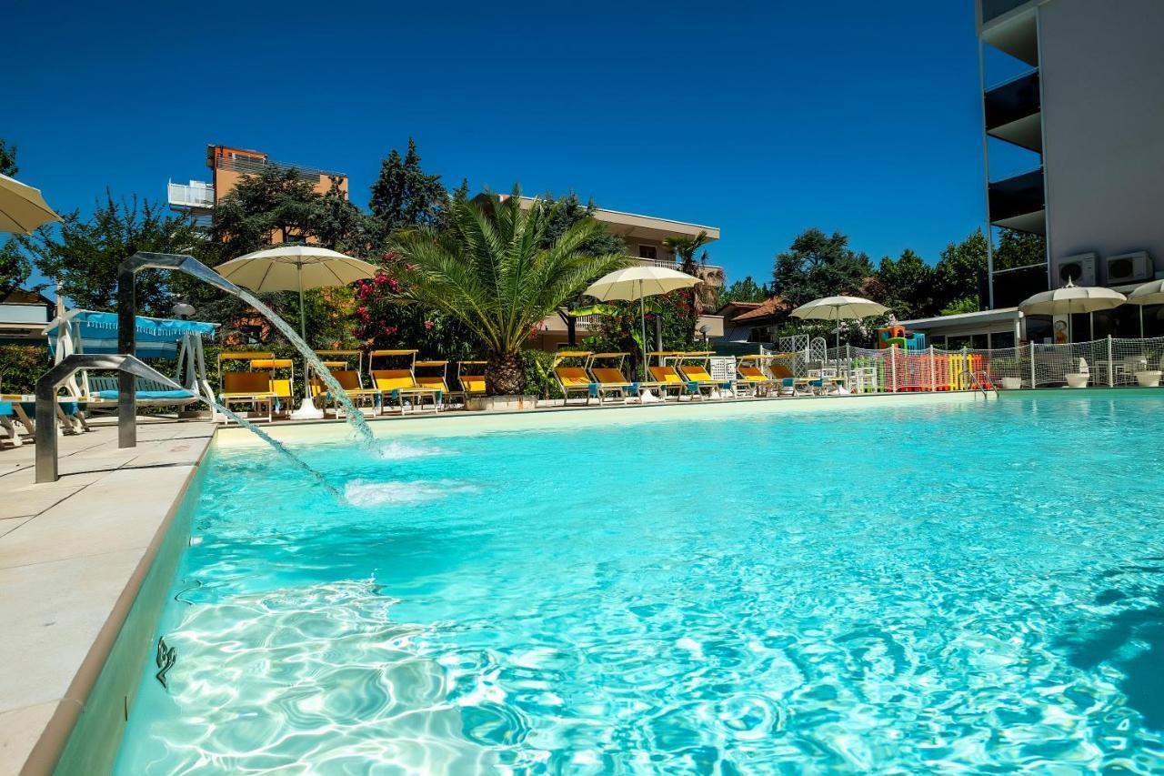 Hotel Tre Rose Riccione Bagian luar foto