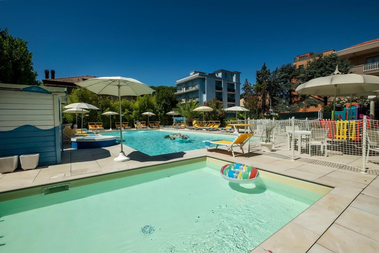 Hotel Tre Rose Riccione Bagian luar foto