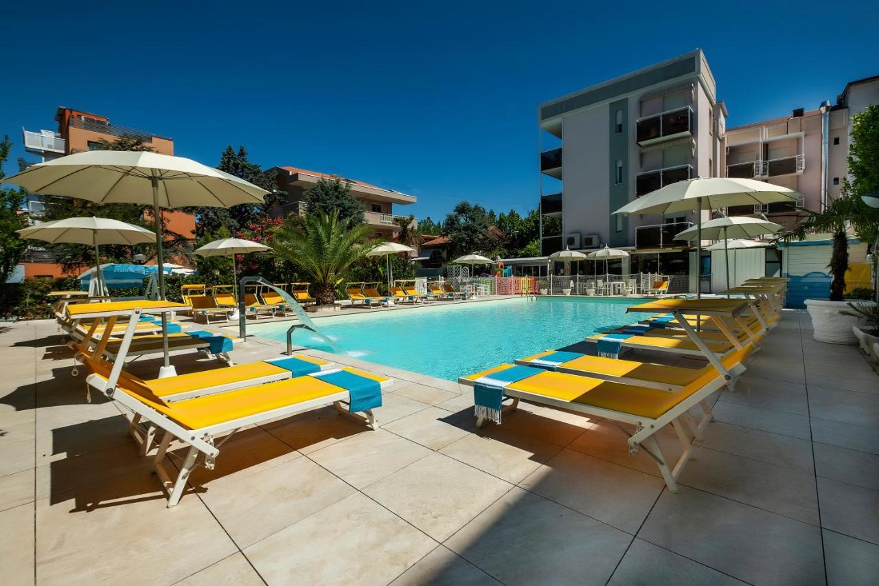 Hotel Tre Rose Riccione Bagian luar foto