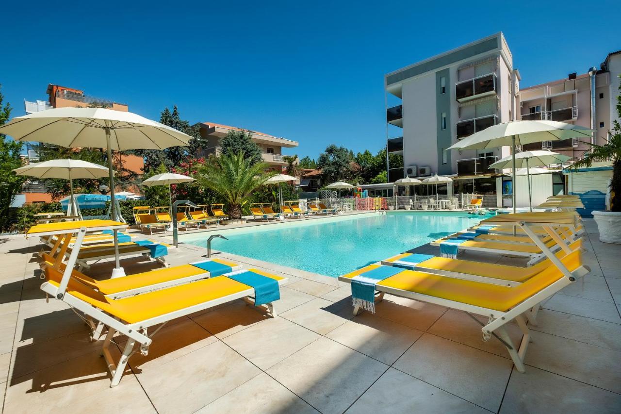 Hotel Tre Rose Riccione Bagian luar foto