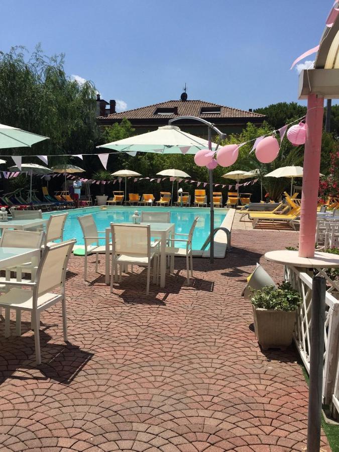 Hotel Tre Rose Riccione Bagian luar foto