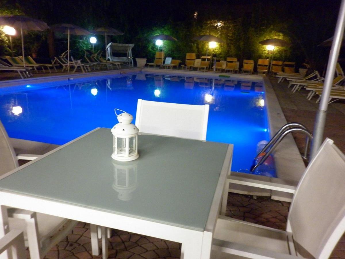 Hotel Tre Rose Riccione Bagian luar foto