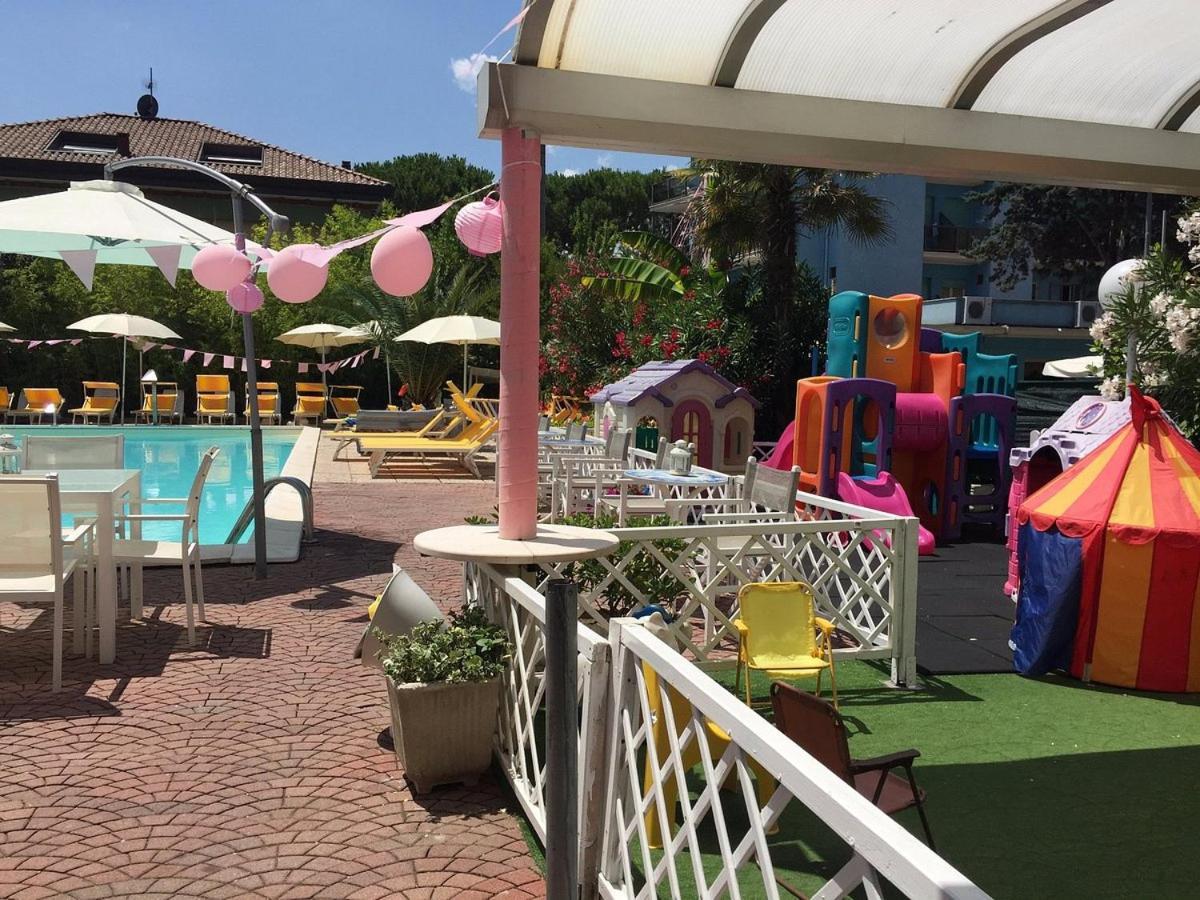 Hotel Tre Rose Riccione Bagian luar foto