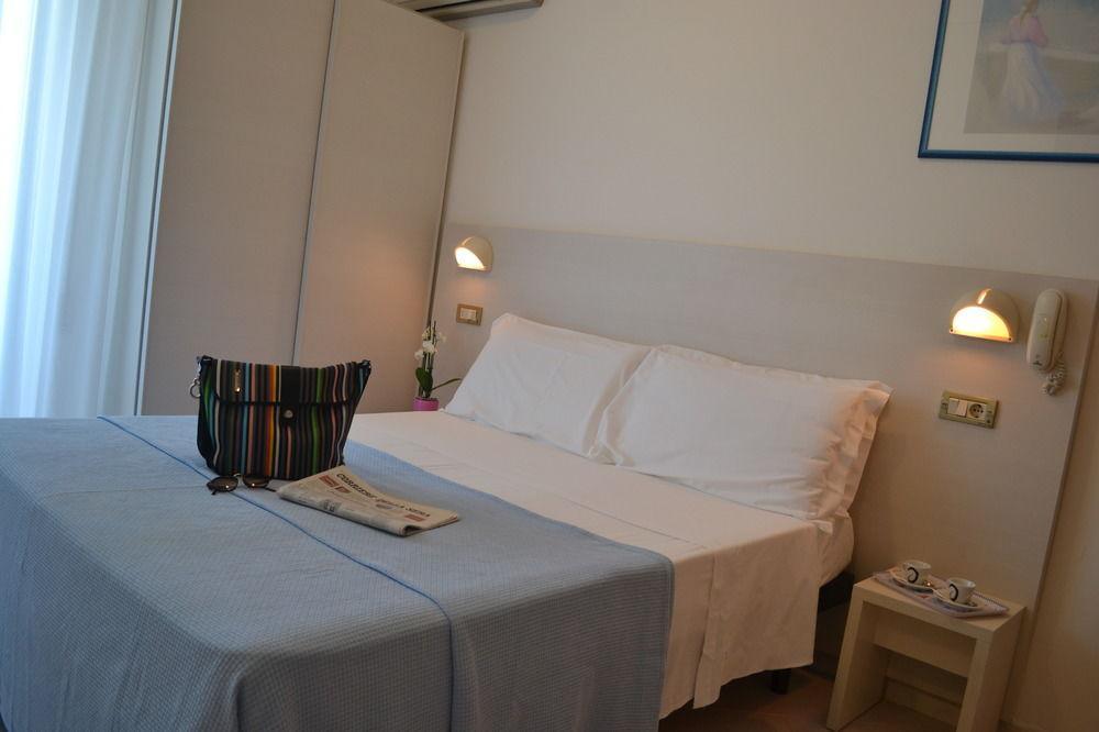 Hotel Tre Rose Riccione Bagian luar foto