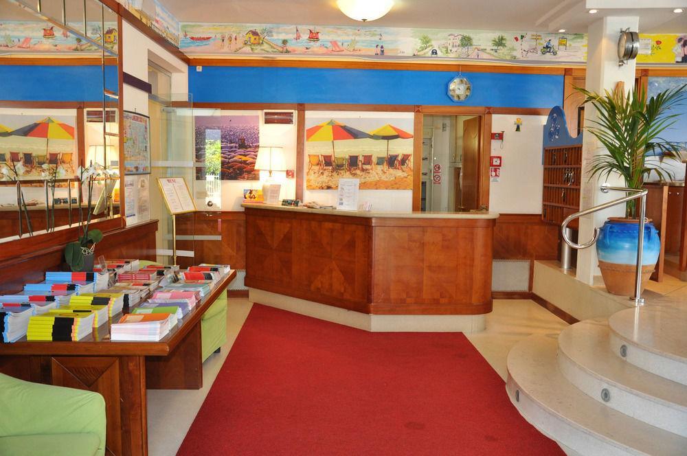 Hotel Tre Rose Riccione Bagian luar foto