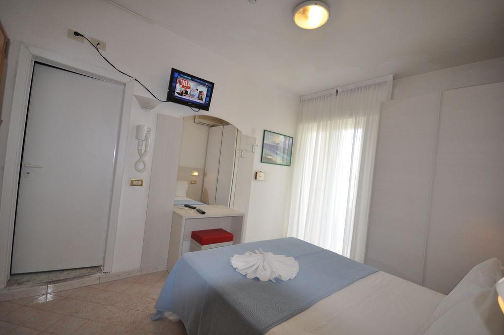 Hotel Tre Rose Riccione Bagian luar foto