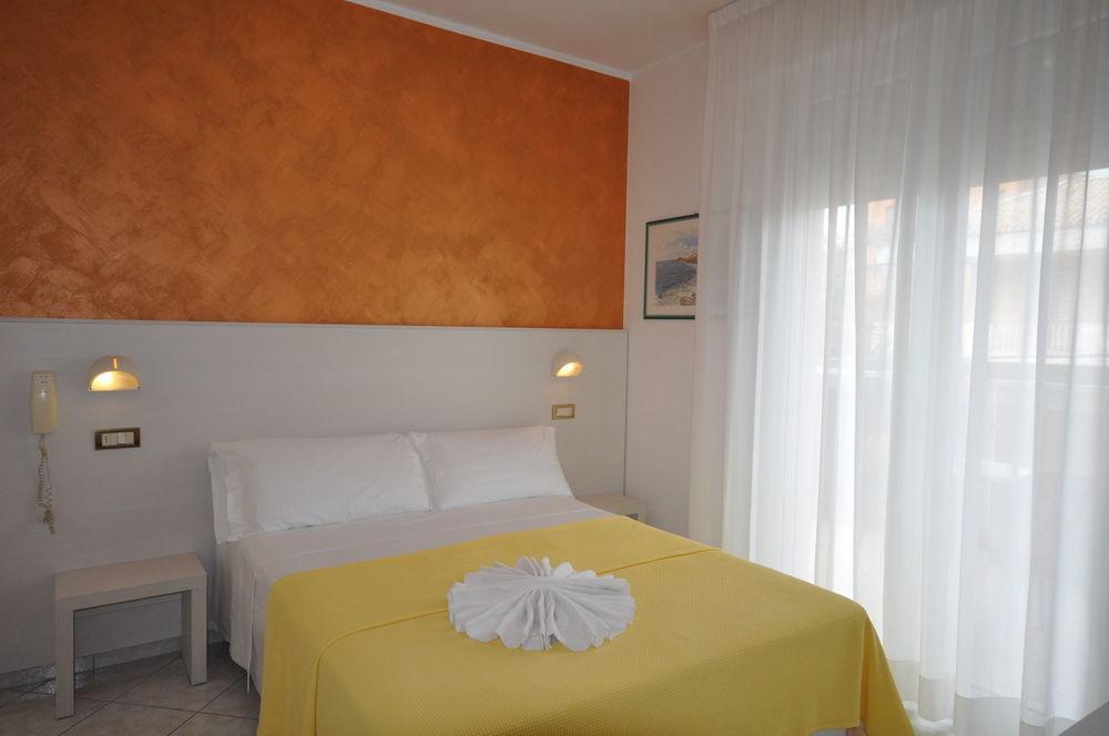 Hotel Tre Rose Riccione Bagian luar foto