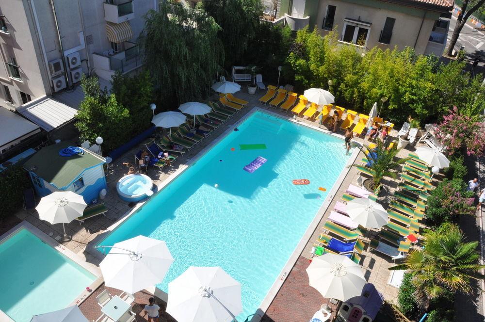 Hotel Tre Rose Riccione Bagian luar foto