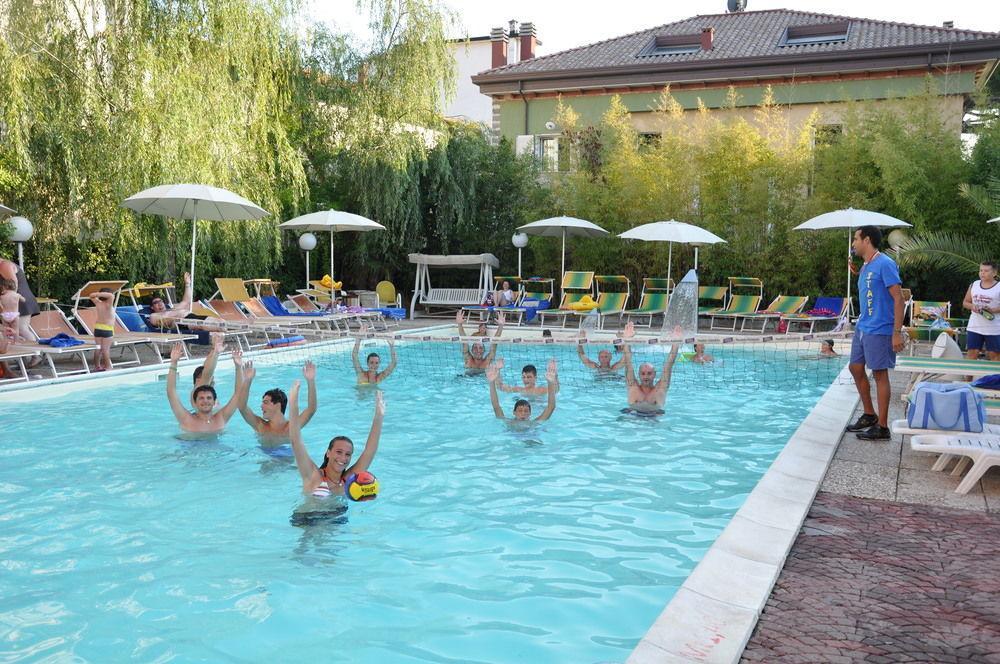 Hotel Tre Rose Riccione Bagian luar foto