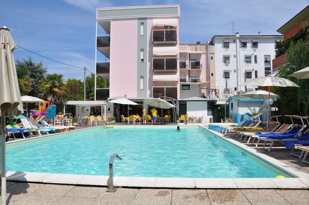 Hotel Tre Rose Riccione Bagian luar foto