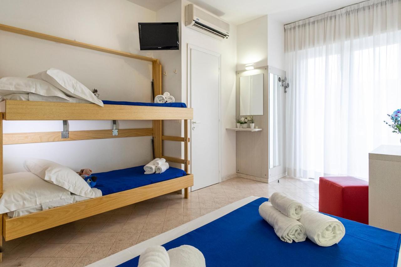 Hotel Tre Rose Riccione Bagian luar foto