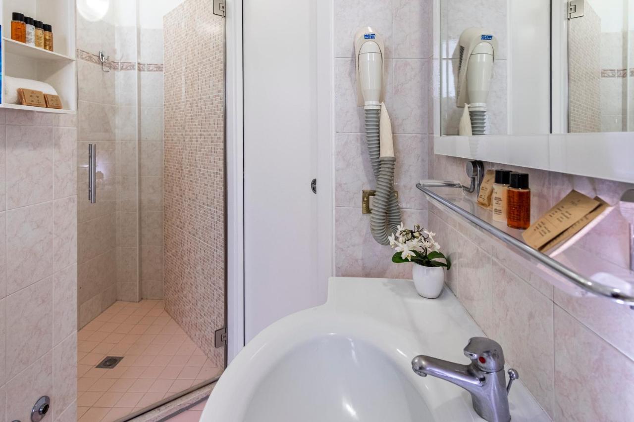 Hotel Tre Rose Riccione Bagian luar foto