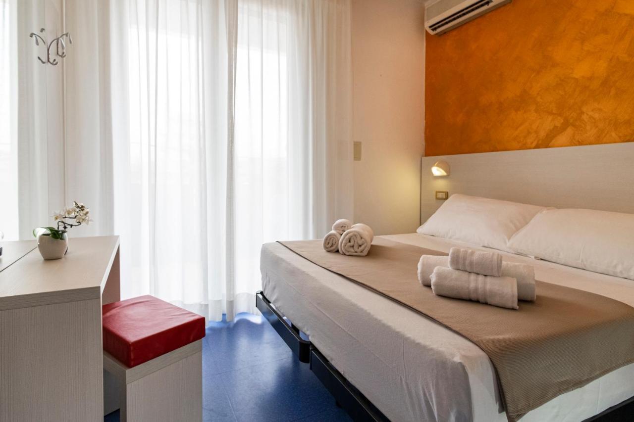Hotel Tre Rose Riccione Bagian luar foto