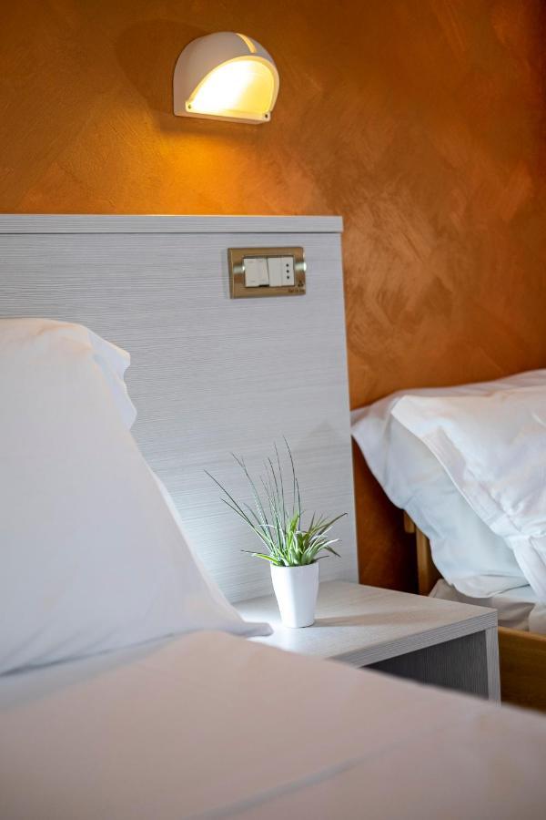 Hotel Tre Rose Riccione Bagian luar foto
